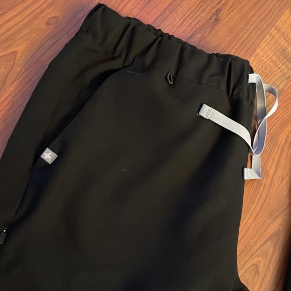 Figs Large Black TALII Jogger 20 pocket scrub pant EUC - Picture 7 of 9